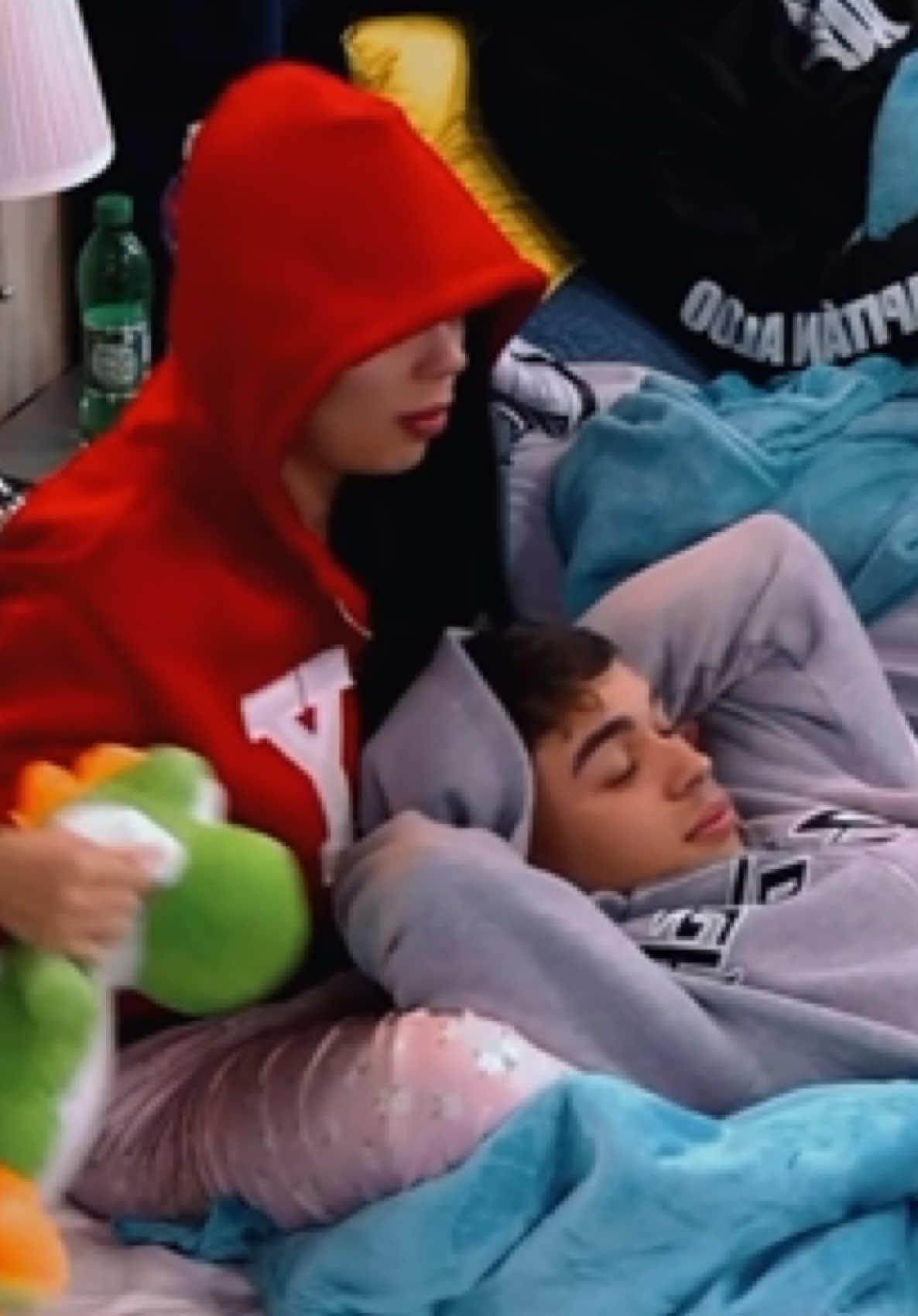 💥 La Fruta no se queda callado en La Casa de Alofoke. Entre comentarios y reclamos, La Fruta sigue diciéndole de todo a Jlexis, llamándolo rompe corazones por todo lo que ha pasado últimamente. 😅 El ambiente se puso picante con frases directas y mucho sarcasmo. 💬 Un momento lleno de tensión y risas que dejó claro que La Fruta no se guarda nada. #LaCasaDeAlofoke #LaFruta #Jlexis #michaelflores 