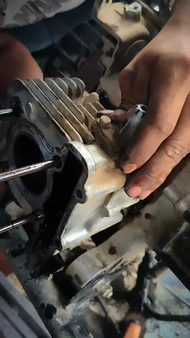 lubang sekecil itu 🤏🏿🤏🏿😂😂 ... #storymekanik #bengkelmotor #fypviralシviral #mekanikindonesia #sorotantiktok 