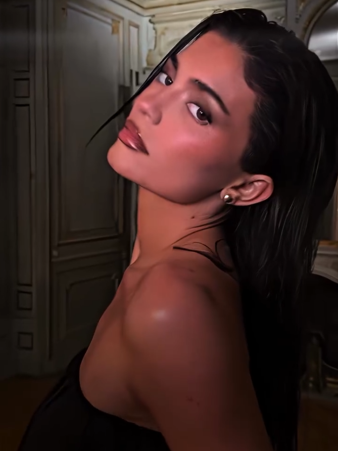 She is perfect 🥵 . . . #kylie #kyliejenner #jenner #jenner #jennersisters 