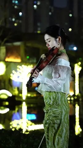 这首粤语老歌当年火遍全球，有人说听歌就是听回忆，这熟悉的旋律会让你回想起什么呢#小提琴 #千千阙歌 #经典歌曲 #乐器演奏 #音乐 