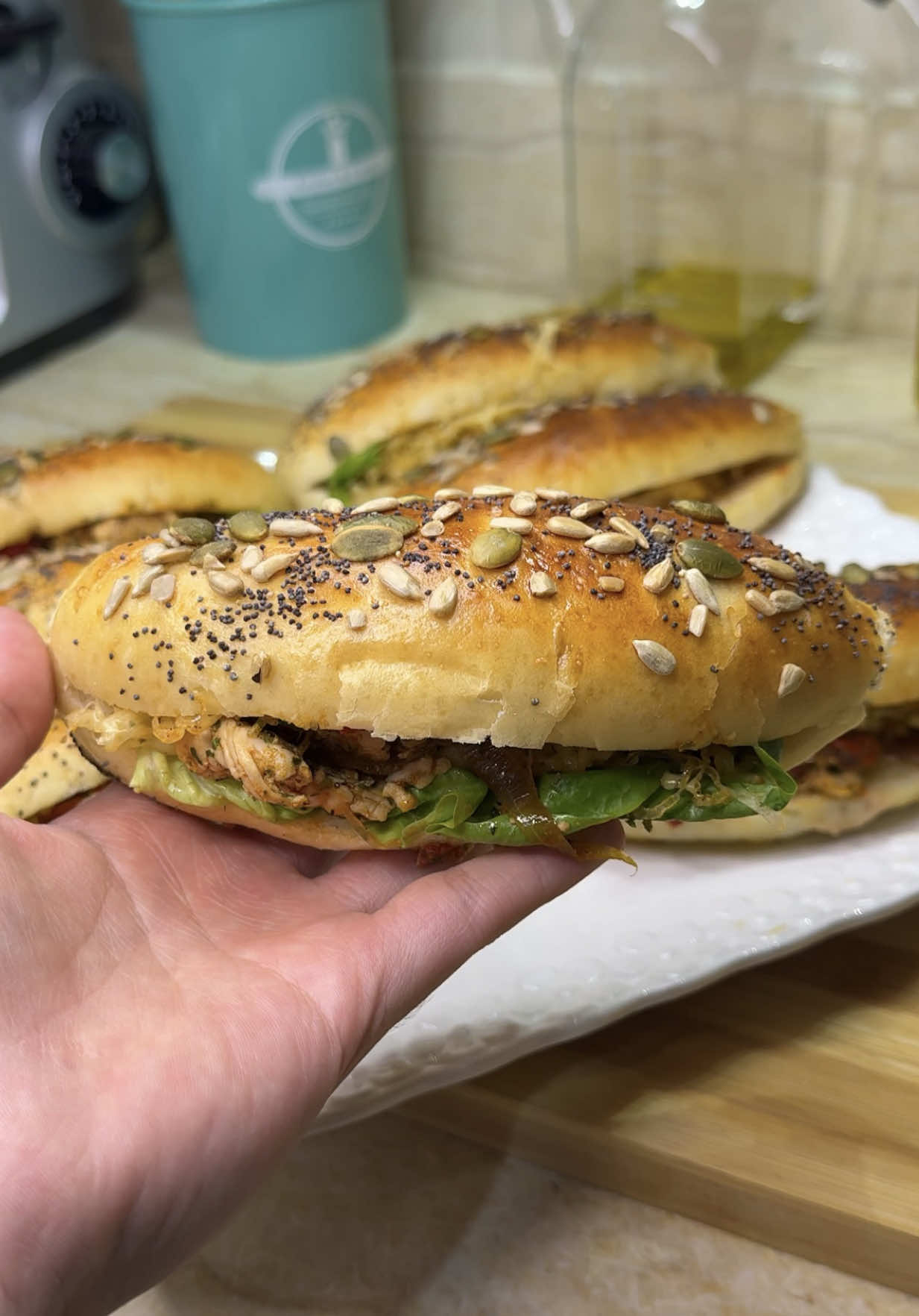 خبز الساندويتشات 🥙بعجينة متل القطن مع ألد😋😋 حشوة ممكن تجربو ينفعوكم  لوليداتكم للمدرسة👌 المقادير : الحشوة: 500غ صدر الدجاج بصلة واحدة  2فلفل جبن احمر معدنوس  التوابل: إبزار فلفل احمر سكين جبير توم بودرة ملح العجين: 500gدقيق م ك خميرة الخبز م ك سكر م ص ملح م ك حليب بودرة الماء للعجن