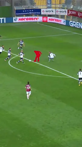 Hai solo “uais” secondi per indovinare chi è il giocatore misterioso…? ❤️🖤 #acmilan #tiktokcalcio #tiktokfootball 