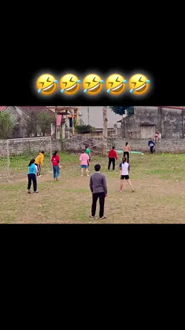 🤣🤣🤣 #foru  #goviral  #viral  #women  #footballtiktok 
