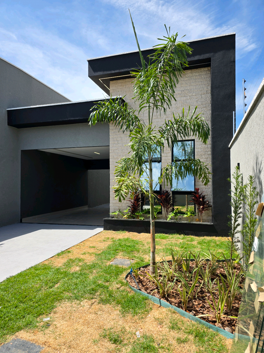 À VENDA❗️❗️❗️Casa com 3 quartos sendo uma suíte. 🏡 R$650.000,00 - Senador Canedo GO  📍Res. Vila Santa Rosa, localizada á 3min do centro da cidade, escola e comércios.  ♧ Entrada média de 20% sobre o valor do imóvel. 💰 Financiamento pela Caixa ou banco de sua preferência. Características do Imóvel: - 🛏️ Três Quartos, incluindo uma Suíte. - 🏠 Acabamento de altíssimo padrão. - 🛋️ Sala de estar com rebaixamento em sanca.  - 🍽️ Cozinha Individual com bancadas em mármore. - 🚗 Garagem coberta para um carro e duas vagas descoberta.  - 🌳 Ampla área na frente, lateral e fundo do Imóvel. - 🚶‍♂️ Piso em porcelanato.  - 🧺 Área de Serviço individual. - 🚿 Banheiros confortáveis todos revestidos no porcelanato, box de vidro, ducha e nicho.  - 💫 Projeto luminotécnico completo e cortineiro iluminados. - 🥩 Varanda gourmet com churrasqueira revestida no porcelanato e bancada de apoio.  - 🏊🏼‍♂️ Piscina com cascata e hidromassagem para o seu lazer. - 🚽 Lavabo externo.  Dimensões: - 🏠 300m² de Área Privativa. - 📏 131m² de Área Construída. 📞 Agende já sua Visita: - WhatsApp:  (62)99905-5975 ou (62)99183-2588  👨🏻‍💼 Leonardo Silva  CRECI-GO 30.536  #imoveis #casa #casaavenda #financiamento #fyp 