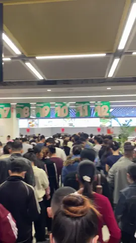 Ca đêm mà còn phải xếp hàng 20p #goertek_vina #goerteknamsonhaplinh 