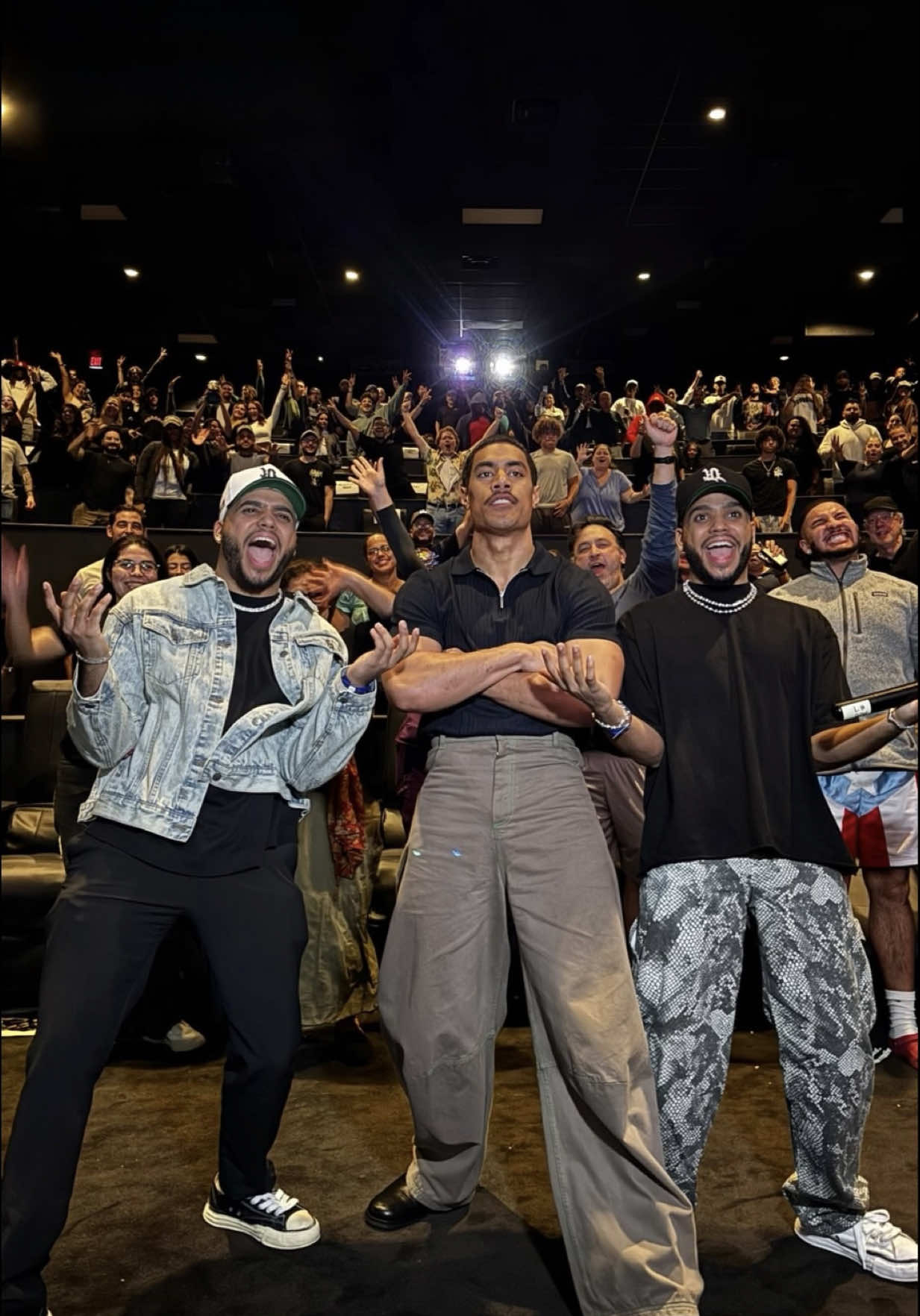 Tuvimos el honor de presentar el preestreno de #PredatorBadlands de 20th Century Studios y de presentar al mismísimo Dimitrius Schuster-Koloamatangi, ¡alias Dek!   Muchísimas gracias a 20th Century Studios por invitarnos. La energía del público fue increíble y la película… ¡una explosión total de acción, adrenalina y momentos épicos! 🔥💀 ¡No te pierdas Predator: Badlands en todos los cines ESTE VIERNES 7 de noviembre! #PredatorBadlands #DisneyPartner @predator @20th Century Studios 