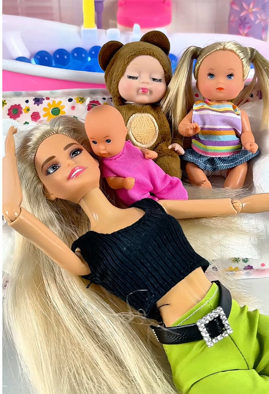 Barbie is giving the three little ones a bath.#barbiegirl #barbieandken #Barbiesdailylife #toys 