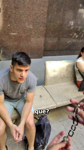 Bro ella tampoco quería ver el amuleto 🥵 #humor #broma #calle 