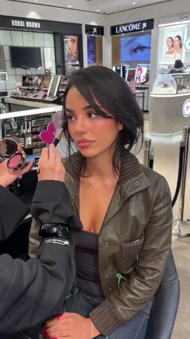 Anzeige | Ich liebe alles was personalisiert ist @YSL Beauty.  Gewinne einen exklusiven 60-minütigen YSL Beauty Make-up Service im Douglas Frankfurt VST 109 für die Weihnachtszeit oder Silvester. Gewinner*in wird am 28. November ausgelost. #yslbeauty #yslmakeup #yslfragrance 