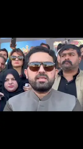 میں ایک جمہوری بندہ  ہوں، اداروں کے ساتھ بیٹھنے کو ہمیشہ تیار ہوں، لیکن اگر کوئی ادارہ خود کو سب سے بالا سمجھتا ہے تو وہ میرے ساتھ برابری کی سطح پر بیٹھے، دھمکیاں نہ دے۔ میں ریڑھی والے، رکشے والے، مزدور اور طالبعلم سب کا وزیراعلیٰ ہوں۔ میں انہی میں سے ہوں، ان کے دکھ درد اور مجبوریوں کو سمجھتا ہوں۔ میری تمام پالیسیاں عام عوام کے لیے ہیں، کیونکہ میں خود عوام میں سے اٹھ کر یہاں تک پہنچا ہوں۔ وزیراعلیٰ خیبر پختونخوا محمد سہیل آفریدی