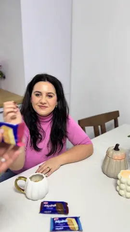 Magia nu înseamnă baghete și vrăji… ci gesturi mici, făcute din inimă. ✨ Un lunch box pregătit cu drag, o masă împărțită cu prietenele sau un zâmbet oferit la momentul potrivit — toate sunt formele noastre de magie.  Cumpără orice prăjitură Deli Poof sau Vrăjiturica de la Dr. Oetker, înscrie numărul bonului pe www.droetker.ro/poof/202509/homepage și poți câștiga: •O excursie magică la Londra sau 10 trotinete electrice oferite săptămânal Perioada promoției: 29 septembrie – 8 decembrie #vrajiturica #delipoof #droetker  #momentedulci