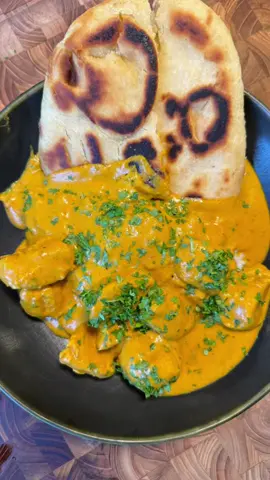 Hvad min hustru spiser 👰🏼‍♀️ | Ep. 214 | Opskrift under video 👇🏻 Butter chicken passer perfekt til denne årstid, og denne opskrift er nem, overskuelig og velsmagende ❤️ Opskrift 4 personer Tid: 45 min  Sværhed: nem  Yoghurt marinade:  650 g kyllinge brystfilet 200 ml klassisk natural yoghurt(fedt procenten er op til dig)  1 spsk citronsaft  1 spsk fint revet ingefær  3 fed hvidløg fint revet  2 teske garam masala krydderi (købes i Føtex)  1 teske koriander  2 teske salt  1 teske chilipulver  1,5 teske gurkemeje  2 teske spidskommen  Sauce:  Olivenolie  60 g smør  1,5 rødløg  1 spskfintrevet ingefær  2 fed hvidløg fint revet  1,5 teske: Garam Masala, coriander, chilipulver, spidskommen, (bukkehorn hvis du har det, ellers undlad).  500 g flåede tomater   250 ml fløde  1,5 spsk sukker  1 håndfuld grofthakket persille eller coriander, hvad du er til.  4 fladbrød grillet i olivenolie Ris til 4 personer  Start med at blande alle ingredienser til marinaden. Riv hvidløg og ingefær fint på et rivejern. Skær kylling i chunks. Bland kylling, krydderi blanding, hvidløg, ingefær og yoghurt godt. Lad trække i min. 30 min.  Hak/riv hvidløg fint til saucen. Hak et rødløg nogenlunde fint. Hak persille eller koriander groft. Riv ingefær fint.  Svits kylling så den får stegeskorpe, og fjern fra panden. I samme pande Svits rødløg, hvidløg og ingefær i olivenolie og smør. Tilsæt alle krydderierne, og brænd dem godt af ved god varme. Tilsæt hakkede tomater, salt og peber og lad simre i 5-min.  Hæld det over i det lille blenderhoved og blend cremen helt fin. Hæld tilbage i en pande. Tilsæt 50g smør og fløde. Bland og smag til med salt og peber. Juster tykkelsen med vand hvis det er nødvendigt. Kom kyllingen og persille i sovsen igen. Lad simre 10 min.  Grill fladbrød i olivenolie på en pande, kog ris, og server!  Velbekomme! 😍 #mad #butterchicken #chicken #aftensmad #opskrift 