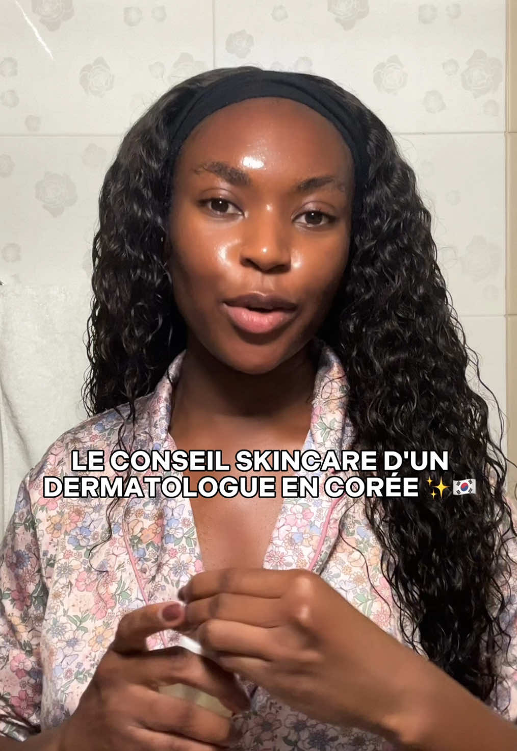 Stop ça tout de suite !! Ça détruit ta peau petit à petit 😭Et même si c'est une évidence pour certains, ça ne l'est peut être pas pour d’autres. Donc s’il peut aider, ne serait-ce qu’une personne, c’est déjà gagné ✨ En discutant avec ce dermatologue en Corée du Sud, à Séoul, même si c’est quelque chose que je savais, il m’a appris pas mal de choses sur ma propre peau aussi en plus des conseils skincare 🔥 . #koreanskincare ##korean#koreanskincaretips #skincaretips 