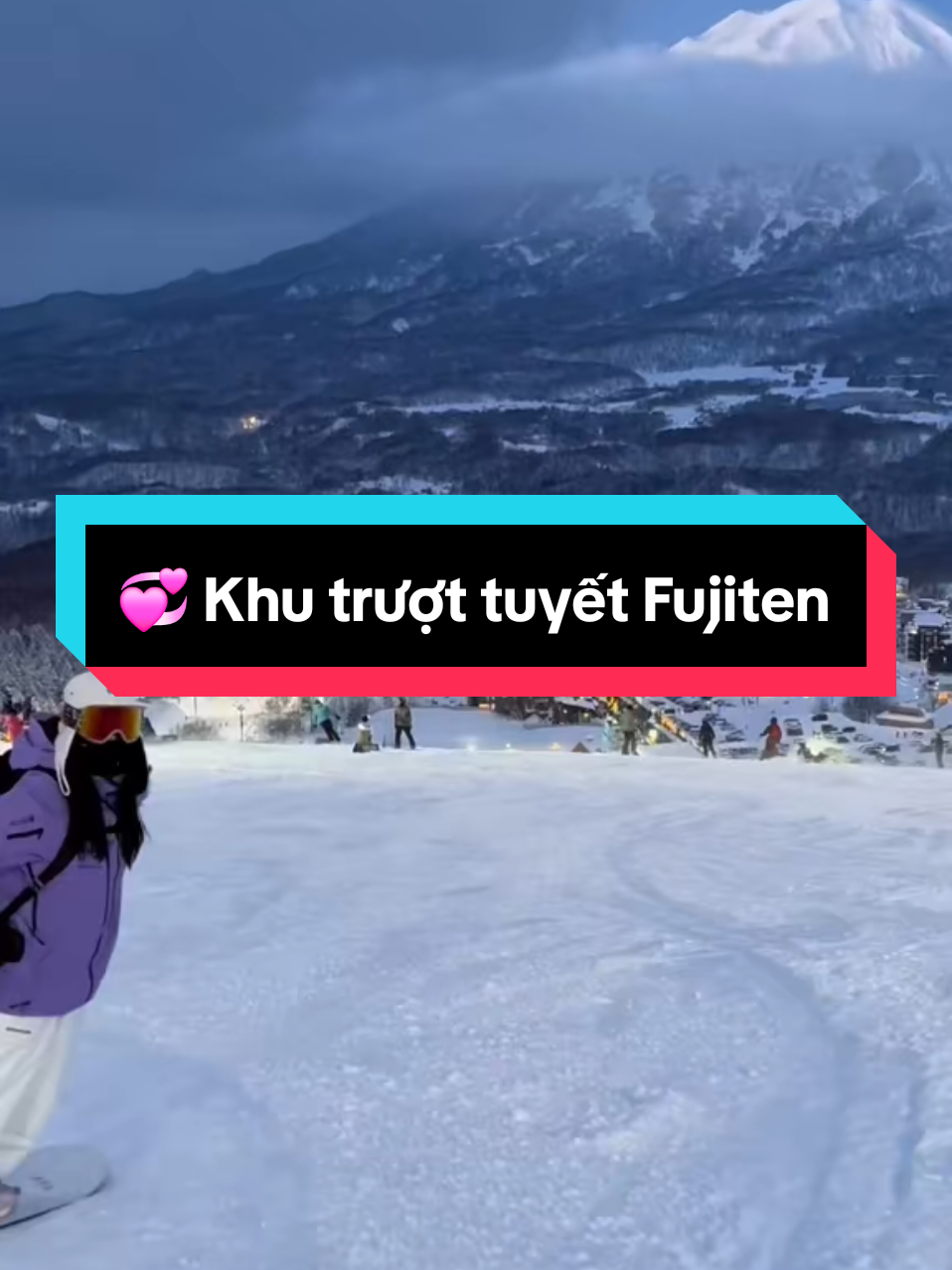 💞 KHU TRƯỢT TUYẾT FUJITEN - CHẠM MÙA ĐÔNG NHẬT BẢN DƯỚI CHÂN NÚI PHÚ SĨ Nếu bạn muốn một lần được chơi tuyết thật và tận mắt chiêm ngưỡng vẻ đẹp Núi Phú Sĩ mùa đông, thì Fujiten Snow Resort chính là điểm đến không thể bỏ qua. Nằm ở phía bắc Núi Phú Sĩ, thuộc vùng Phú Sĩ Ngũ Hồ, Fujiten là một trong ba khu trượt tuyết duy nhất của tỉnh Yamanashi và cũng là một trong hai khu trượt tuyết hiếm hoi nằm ngay dưới chân Phú Sĩ. Từ đây, bạn có thể vừa vui chơi trượt tuyết, vừa ngắm trọn khung cảnh Phú Sĩ hùng vĩ phủ tuyết trắng - đẹp như tranh. Fujiten mở cửa từ năm 1986 (với tên ban đầu Fujitenjinyama) và đổi tên thành Fujiten Snow Resort vào năm 2000, trở thành địa điểm lý tưởng cho du khách trải nghiệm mùa đông đúng chất Nhật Bản: ❄️ Trượt tuyết & ném tuyết vui hết nấc 🏔️ Check-in view Phú Sĩ siêu mãn nhãn 📸 Ảnh mùa đông lên hình đẹp như postcard Mùa đông Nhật Bản không chỉ là cái lạnh… Mà là cảm giác bình yên, lãng mạn, và một chút rung rinh khó quên. ✨ Hành trình:  (1) Narita - Tokyo - Phú Sĩ - Kyoto - Osaka   (2) Osaka - Kyoto - Hamamatsu - Phú Sĩ - Tokyo  #Thuoididauza? #BooktourcungThu #tiktoknews #nhatban #xuhuong 