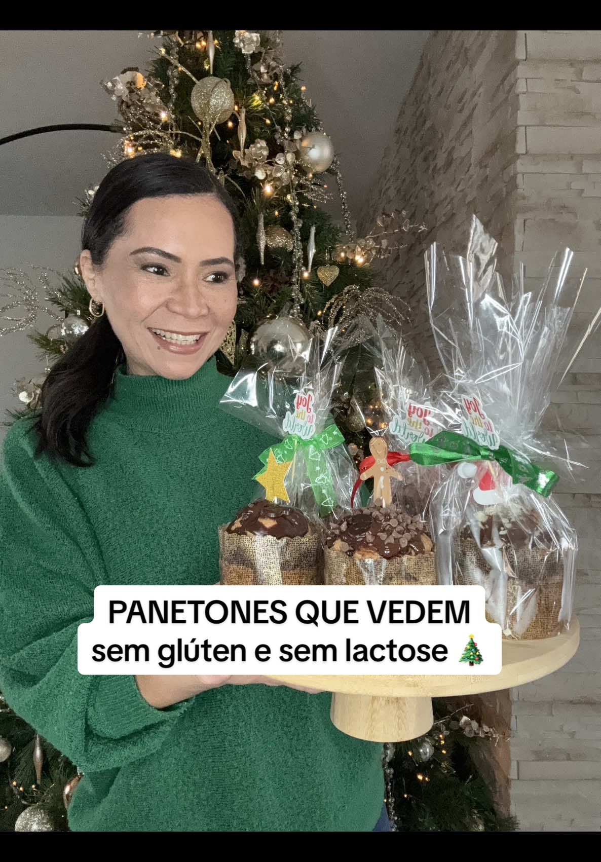 🎄 Mini panetones sem glúten e sem lactose — pra adoçar o Natal e encher sua cozinha de oportunidades!💰 Tudo começou com o pedido de uma mãe de criança celíaca… e virou sucesso total por aqui 💛 Me conta: qual seria o seu panetone dos sonhos pra saborear e vender neste Natal? 🍫 Quer aprender? Me chama no direct, agora ✨ #panetonerecheado #probandopanetones 