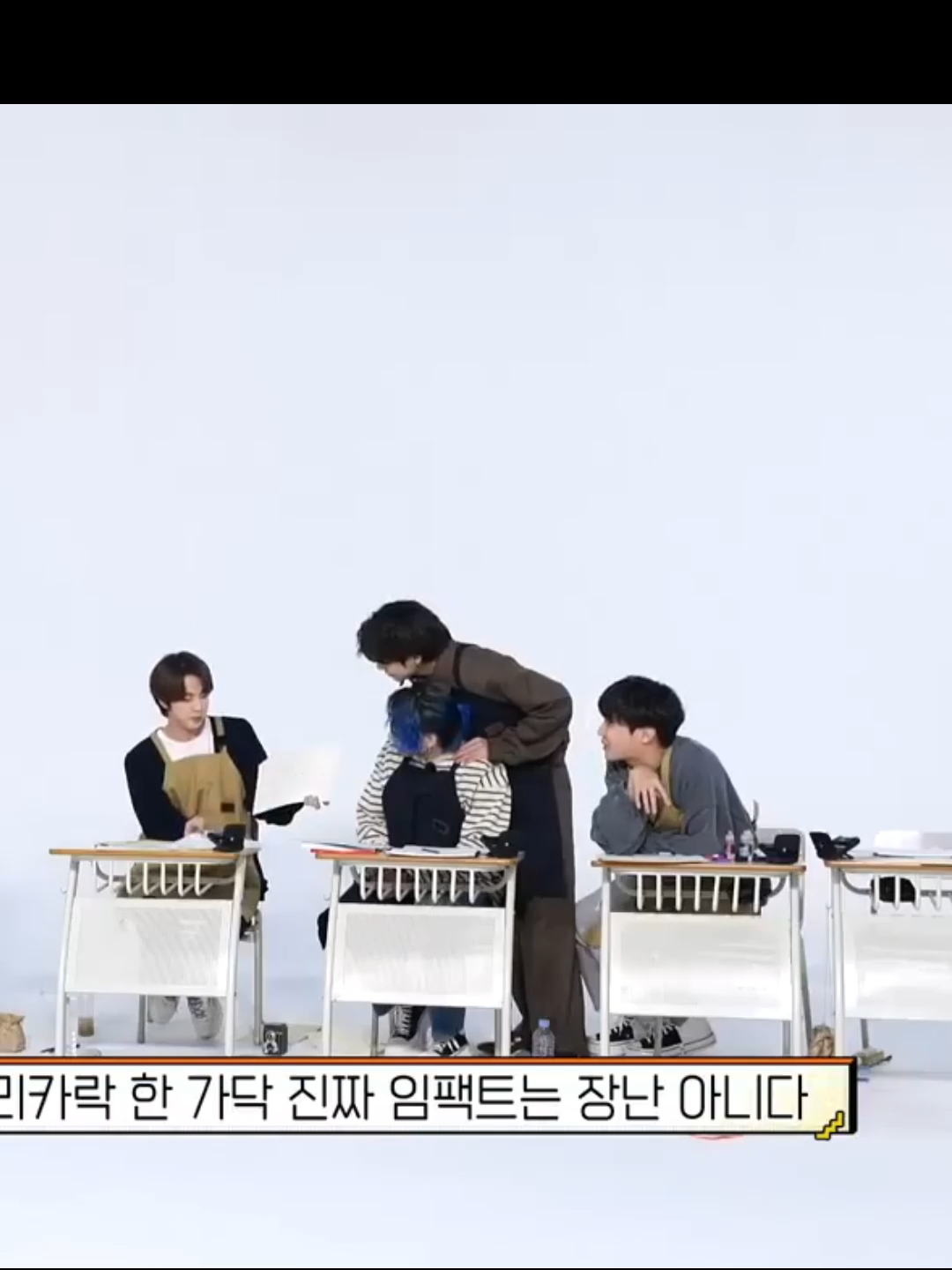 Et ça.... Ce n'est pas du fan service! 💜🐇💚🧸 Même les autres membres cautionnent. Tarkook Power Magnetic couple. #taekook 🧑🏻‍🤝‍🧑🏻🏳️‍🌈#jungkook 🐇#taehyung 🧸#bts💜