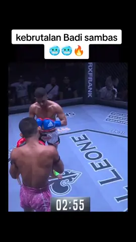 BADI SAMBAS SI LUCU TAPI BRUTAL!!😁 Badi Sambas adalah petarung yang dijuluki CALON RAJA kickstriking dikelas 57KG. Ia adalah petarung tak terkalahkan yang berhasil menaklukkan Rajadamnern Stadium, salah satu ring paling sakral di tanah Thailand! Kira-kira bisakah ia menunjukan kebrutalannya kembali di 22 November?🤔 @S.ambas @celloszxz🧑🏻‍🦲 @BYON COMBAT #byoncombat #byonsports #byoncombatshowbiz #fyp 