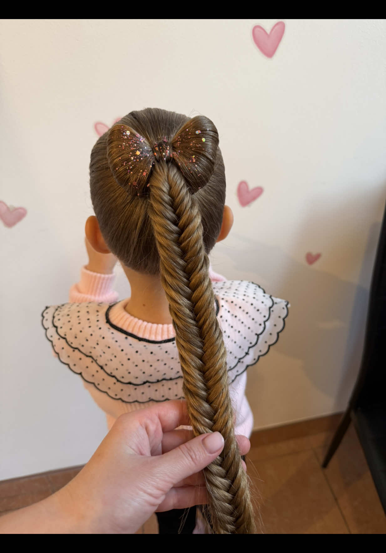 💫 Watch till the end — this braid looks like magic! ✨ So sleek, so simple, yet everyone will ask “How did you do that?” 🎀👧 #hairmagic #braidstyle #fishtailbraid 💫 Schau bis zum Ende – diese Frisur sieht aus wie Zauberei! ✨ Glatt, elegant und trotzdem super einfach! 🎀👧 #haarmagie #frisurideen