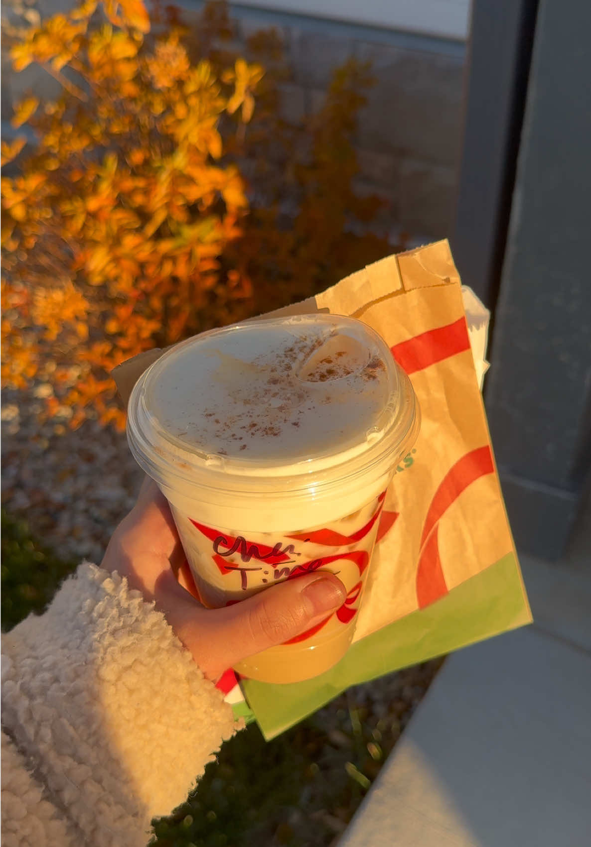 christmas drinks are back !!!  #starbucks #christmasdrink #icedgingerbreadchai #icedchai 