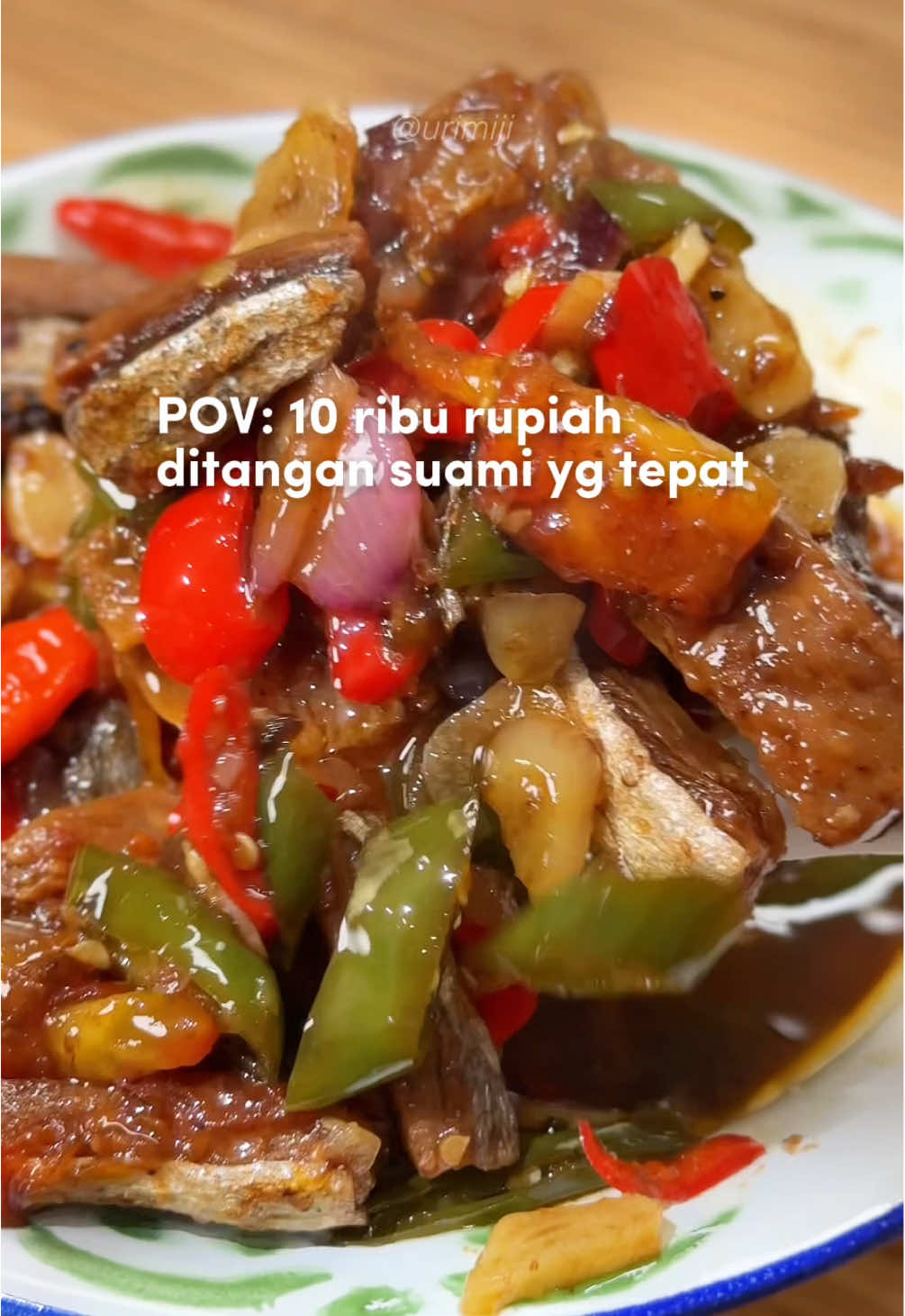 POV: 10 ribu ditangan suami yg tepat. 250 gr Ikan Asin Telang Tenggiri Banjar (Rendam 5-10 menit di air panas & goreng) 50 gr / 3 Cabe Merah Besar  50 gr / 6 Cabe Ijo Besar 5-10 Cabe Rawit ( kalo tahan pedes bisa diiris) 2 buah tomat 50 gr / 10 siung bawang putih 50 gr / 10 siung bawang merah 3 sdm gula merah  1 sdm gula pasir 1 sdt micin 100 ml air asam jawa #ikanasin #iwakkaring #resepikanasin #resepsimple #reseprumahan  