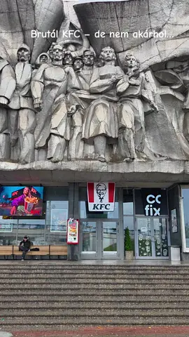 KFC a szovjet óriások árnyékában – csak Minszkben 🇧🇾🍗” Egy hely, ahol a múlt és a jelen találkozik: a szovjet emlékmű alatt ott a KFC. Brutál kontraszt, ikonikus látvány – csak Fehéroroszországban! Minszk vibes, eső, beton és csirke 😅 #Minsk #Belarus #KFC #SovietStyle  #foryoupage❤️❤️ 