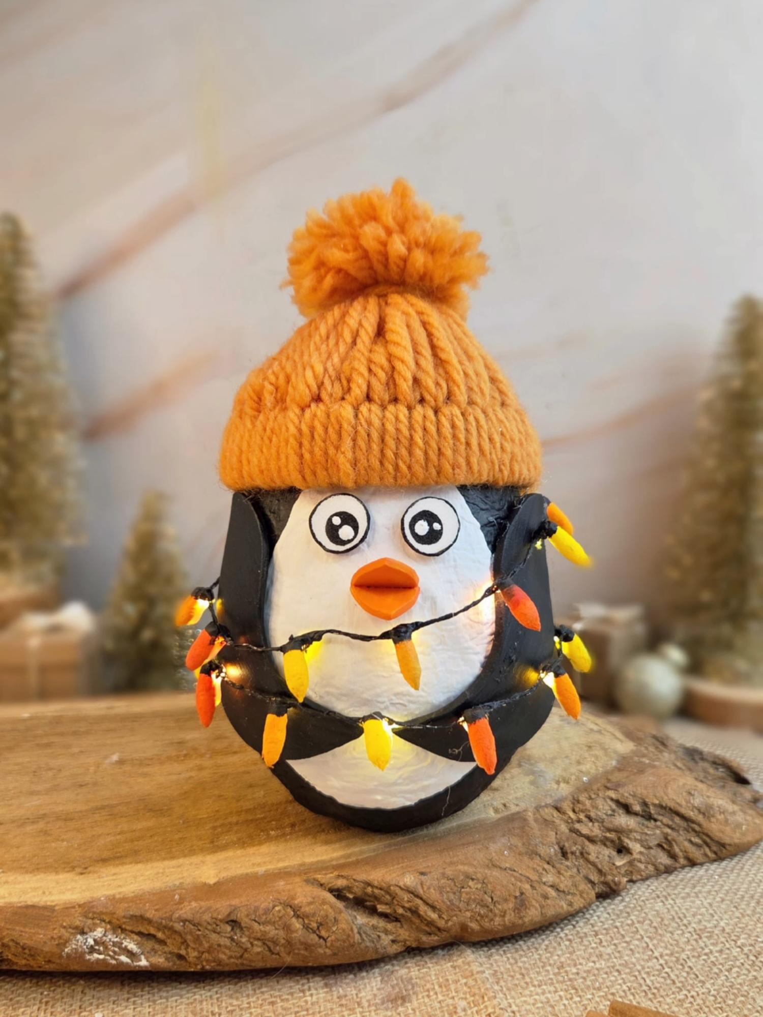 DIY Pinguin basteln ❄️☺️🧊 Einfache Winterdekoration aus Klopapier selber machen. Am Abend leuchtet der Pinguin, wollig warm und sorgt für eine festliche Stimmung an Weihnachten.☺️ #weihnachten #basteln #christmascrafts #pinguin #diydeko #winter #diychristmasdecor #weihnachtsdekoration