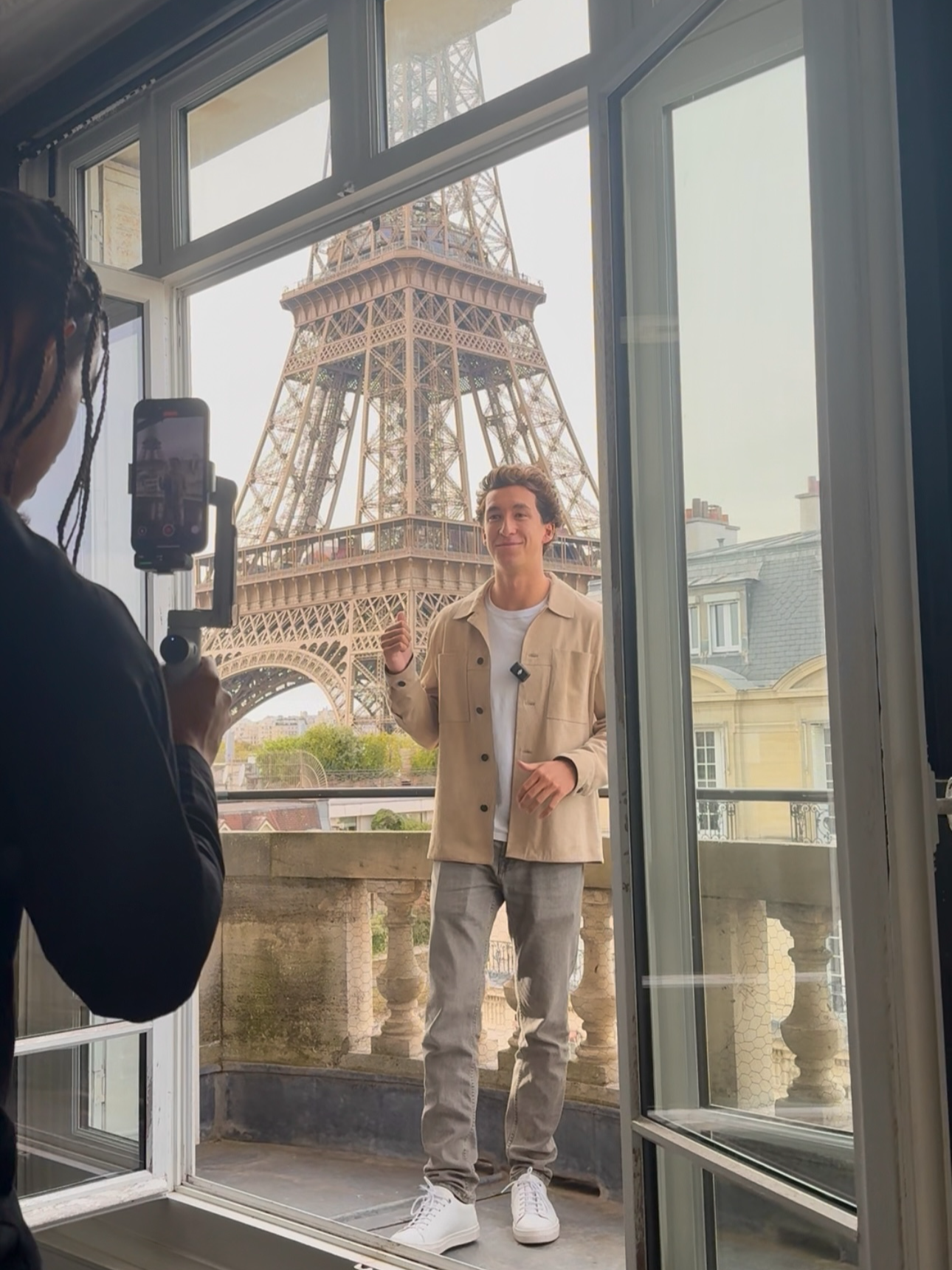 Cet appartement, nous l’avons visité vide. Alors, pour vous le faire découvrir autrement, nous l’avons meublé… avec l’IA. Un lieu d’exception dans le 7e arrondissement de Paris, face à la Tour Eiffel. 280 m² baignés de lumière, une triple réception, un balcon filant de 30 m², et surtout une vue qui ne s’invente pas. Ici, la technologie met simplement en scène ce que ce lieu mérite : une vie à la hauteur de sa vue. #KretzRealEstate #Paris7 #VueTourEiffel #ImmobilierDePrestige #Design #AI #Paris