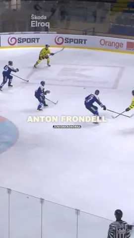 🫨🚀 ANTON FRONDELL! The Blackhawks first round pick fires one top-shelf in Swedens World juniors preparations against Slovakia. #svenskhockeytv #antonfrondell 