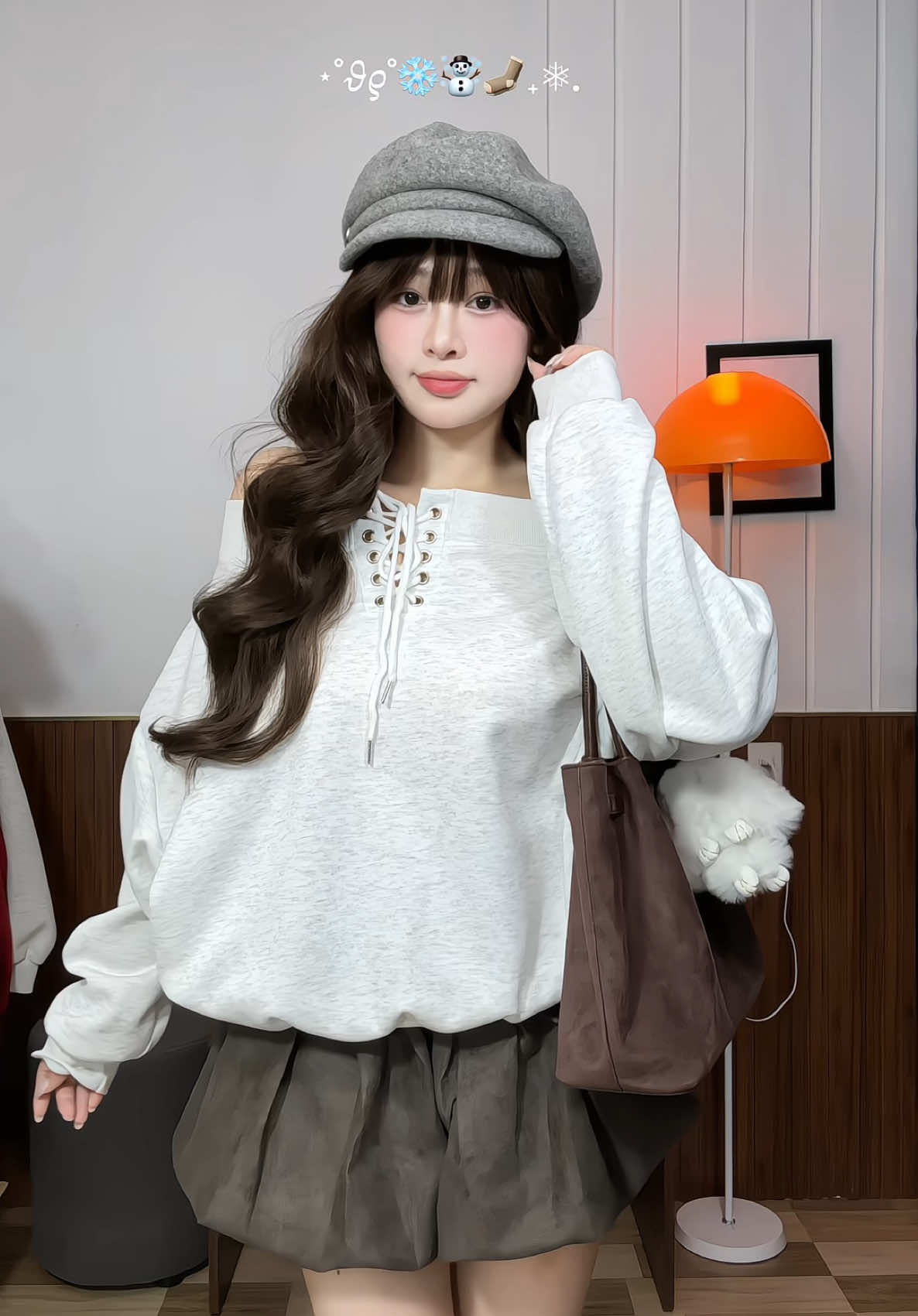 Sweater trễ vai kiểu này xinh xĩu ⛄️🌨️🩶 @Xu Min Min #outfitgiangsinh #phoidogiangsinh #sweatertrevai #xuminmin #review 