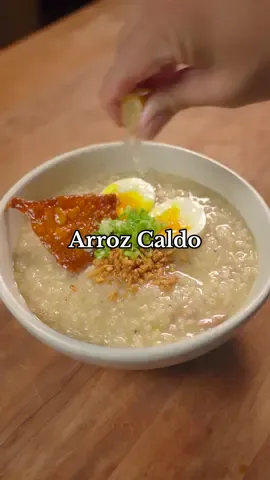 Arroz Caldo🇵🇭 Ingredients - 4 chicken thighs(skin-on) - 1 onion(chopped) - 3 scallions(chopped) - 10 cloves garlic(minced) - 2 inch knob ginger(minced) - 2 tbsp fish sauce - Salt&pepper to taste - 5 cups chicken stock - 3/4 cup glutinous rice - 1/2 cup white rice - Neutral oil - Lemon or calamansi - Boiled Egg  #arrozcaldo #lugaw #comfortfood #riceporridge #Recipe 