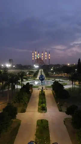 🌙 Gecenin sessizliğinde, Seyhan’ın üstüne düşen ışıklar… Ve karşında bir rüya gibi duran Sabancı Merkez Camii ✨ Altı minaresiyle göğe uzanan bu cami, sanki yıldızlarla konuşuyor gibi 🌌 1998 yılında tamamlandı, Osmanlı ve Selçuklu mimarisinin en zarif birleşimiyle yapıldı. Aynı anda 28.000 kişiyi ağırlayabiliyor — Türkiye’nin en büyük camilerinden biri 🕌 Ama gece olunca… Tarih, mimari ve huzur bir araya gelir. Suya yansıyan her ışık, sanki dua eder gibi parlar 💫 📍 Adana – Sabancı Merkez Camii #AdanaKeşfet #SabancıMerkezCamii #PixselFlight #AdanaGece #SeyhanNehri @pixselflight 