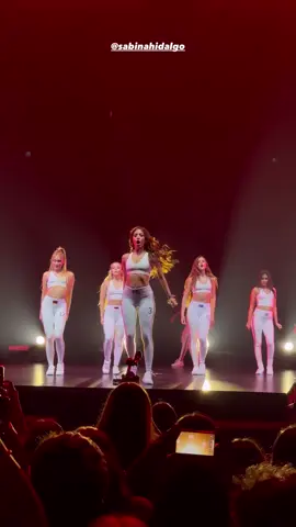 O MOMENTO DELAS! Sabina Hidalgo e Now United performando “Na Na Na” no primeiro show da #NowOrNeverTour ontem (05), em Lisboa. ❤️‍🔥 @Sabina #sabinahidalgo 