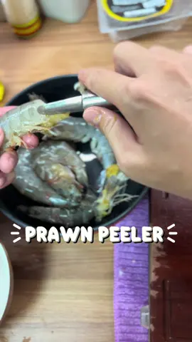 Hate peeling prawns? Me too. But this peeler helps make it almost fun to peel 🦐 #kitchentool #prawnpeeler #homecooking #kitchengadgets #prawn 