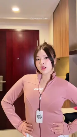 Replying to @elaaa🌷 ini ukuran M, di vt kmrn ukuran L yaa jdi bisa disesuain mau pressbody atau loose fitnya #jaketolahraga #jaketwanita #jaketgym #promomakanharian #bajuolahraga 