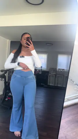 These flare jeans are so flattering and comfy ! @Halara_official  #halara #halarajeans #tiktokshop #tiktokshopblackfriday #fyp 