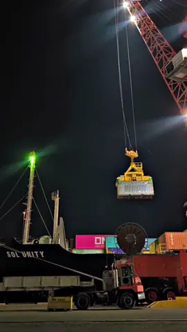 #iraq #basra #ummqasr #mobileharbourcrane #container 