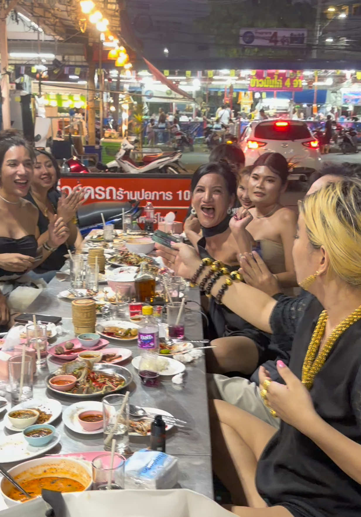 ล็อกมงมากแม่ 😂 #หมู่บ้านโคกะโหลก #เจ๊ก้อง #เพชรปากปลาร้าหน้าเป๊ะ @เพชรปากปลาร้าหน้าเป๊ะช่องหลัก 