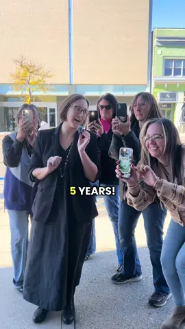 Do you know someone who is ready, willing, and able to buy a house but is STILL waiting for interest rates to drop before they buy? 🧐 And we totally get it! But when interest rates drop, competition goes up and prices usually follow. You can always refinance later, but you can’t lock in today’s home at yesterday’s price. 🏠 #homebuyingtips #realestateadvice