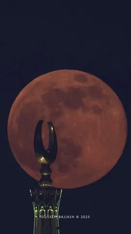 طيب الله جمعتكم ، صلوا على من تطيب النفس بحبه، صلى الله وسلم على نبينا محمد وآله  البدر يزين سماء #مكة #مكة_المكرمة #القمر #fullmoon #canon800 