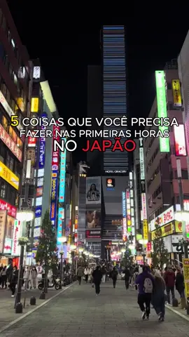 🇯🇵✨ Acabou de chegar no Japão? Então salva esse vídeo! Aqui vai um guia rápido com 5 coisas essenciais pra fazer assim que você pisar em solo japonês pra começar a viagem do jeito certo! 🗾✈️ 🎒 Dica: essas são as primeiras atitudes que vão transformar sua experiência no Japão! #partiujapao #japao #viagemjapao #dicasdeviagem #japantrip  
