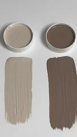 Auf der Suche nach einer warmen, harmonischen Farbkombination? Schau dir dieses Duo an 👇 1️⃣ Cosy Cashmere ist ein sanftes Beige – zeitlos, elegant und unglaublich vielseitig. Es bringt Ruhe und Leichtigkeit in jeden Raum und lässt sich wunderbar mit natürlichen Materialien kombinieren. 2️⃣ Salted Caramel ist ein satter, erdiger Braunton mit karamelligen Untertönen. Er sorgt für Tiefe, Geborgenheit und eine dezente Note von Modernität. Gemeinsam wirken die beiden Farben ausgewogen und natürlich – Cosy Cashmere hellt auf, während Salted Caramel Wärme und Charakter einbringt. Perfekt für Wohnzimmer, Schlafzimmer oder Akzentwände, die Atmosphäre schaffen sollen. ✨ Welche der beiden würdest du in deinem Zuhause verwenden? Schreib’s in die Kommentare! ❤️ Speichere dieses Duo für deine nächste Farbplanung und folge uns für mehr Farb-Inspiration. #interiorinspo #paintcolors #wandfarbe #interiorpaint #homedecor 