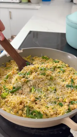 One pot creamy lemon orzo 🍋 with 29g protein per serve!