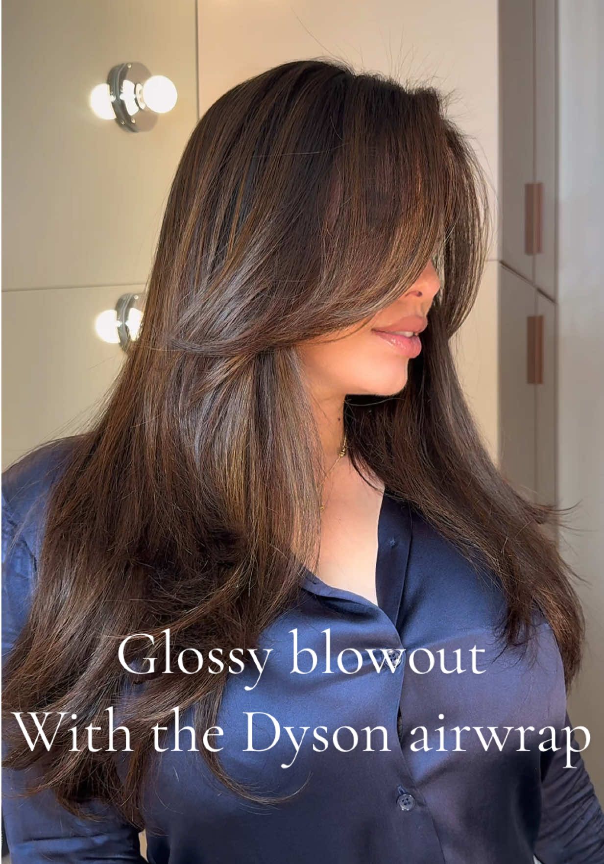 It’s blowout season ✨ the products I used are: @Color Wow Hair Money mist leave in conditioner / @Oribe hair mousse / @Kérastase glaze drops hair oil / @Dyson USA airwrap #dysonairwrap #blowoututorial #blowout 