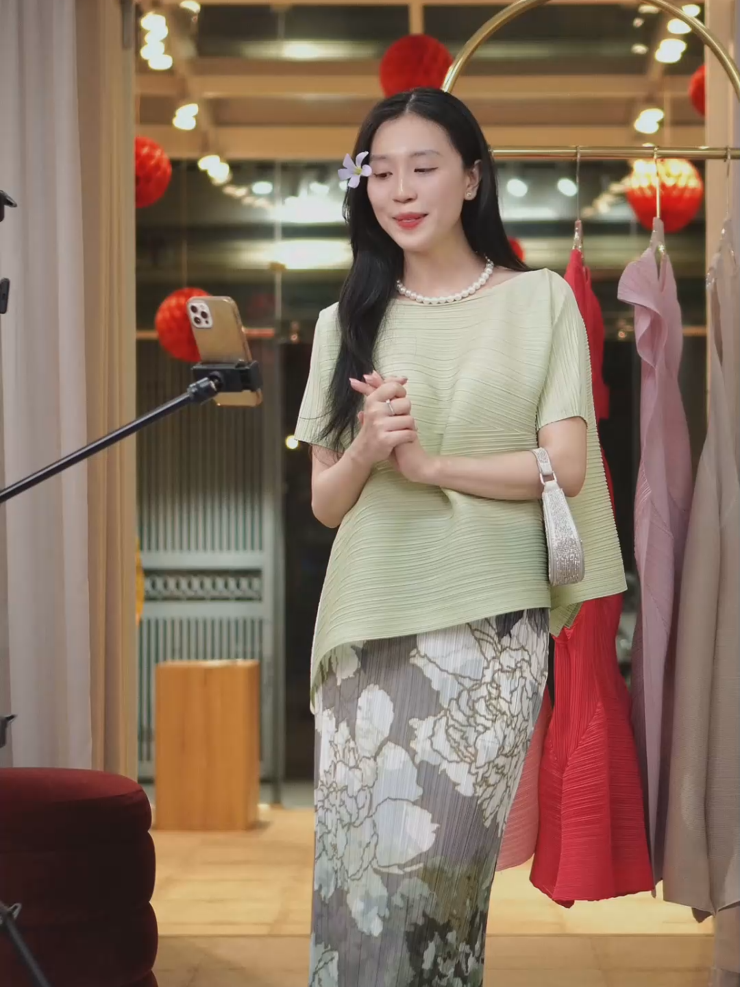 Chân váy hoa siêu xinh luôn cả nhà ơi, áo matcha nha #setdoxinh #homnaymacgi @jadephanstudio#xuhuong #phoidoxinh #xeply #daply #dulich #cafe #pleated