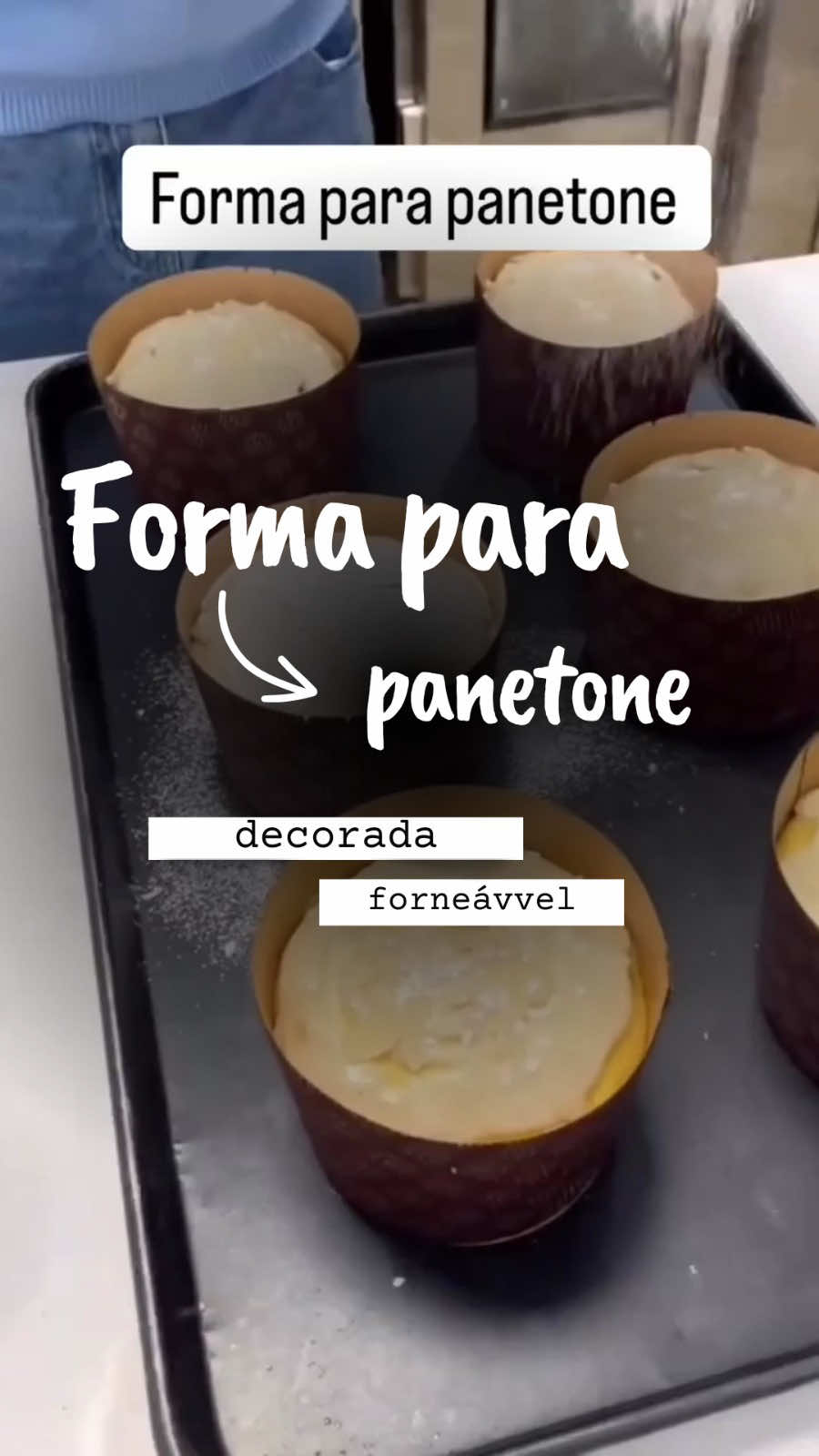 🎄 Dê um toque especial aos seus panetones! Com a Forma Decorada Forneável 500g (10 unidades), seus panetones ficam lindos e prontos para o forno. Praticidade, charme e qualidade em cada detalhe! 🍫✨ #Panetone #Natal2025 #FormaParaPanetone #Confeitaria #FeitoComAmor