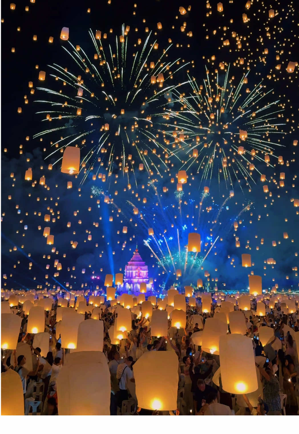 สวยเหมือนฝัน🥹 ไม่อยากจะเชื่อสายตาว่านี่ของจริง! มันแบบดีเกินไปมากกกก อยากให้ทุกคนได้มาเห็นเหมือนกันตรงนี้ #ยี่เป็ง #เชียงใหม่ #cadkhomloyskylanternfestival #tiktokพาเที่ยว #adayinchiangmai 