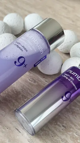 Dicen que Hailey Bieber usará NAD+ el resto de su vida para mantener su piel joven… y no es la única. Esta linea, con su tónico y esencia con NAD+, se ha vuelto viral por dejar la piel firme, hidratada y con un glow increíble. Su fórmula con NAD+, PDRN de salmón y 50 péptidos ayuda a reafirmar, suavizar y dar ese brillo jugoso que todas queremos. El secreto del glow de las celebridades… ahora también puede ser el tuyo. @numbuzin_global_MKT #nad #nadtonerd #nadessenced #nadr #koreanskincarerea  