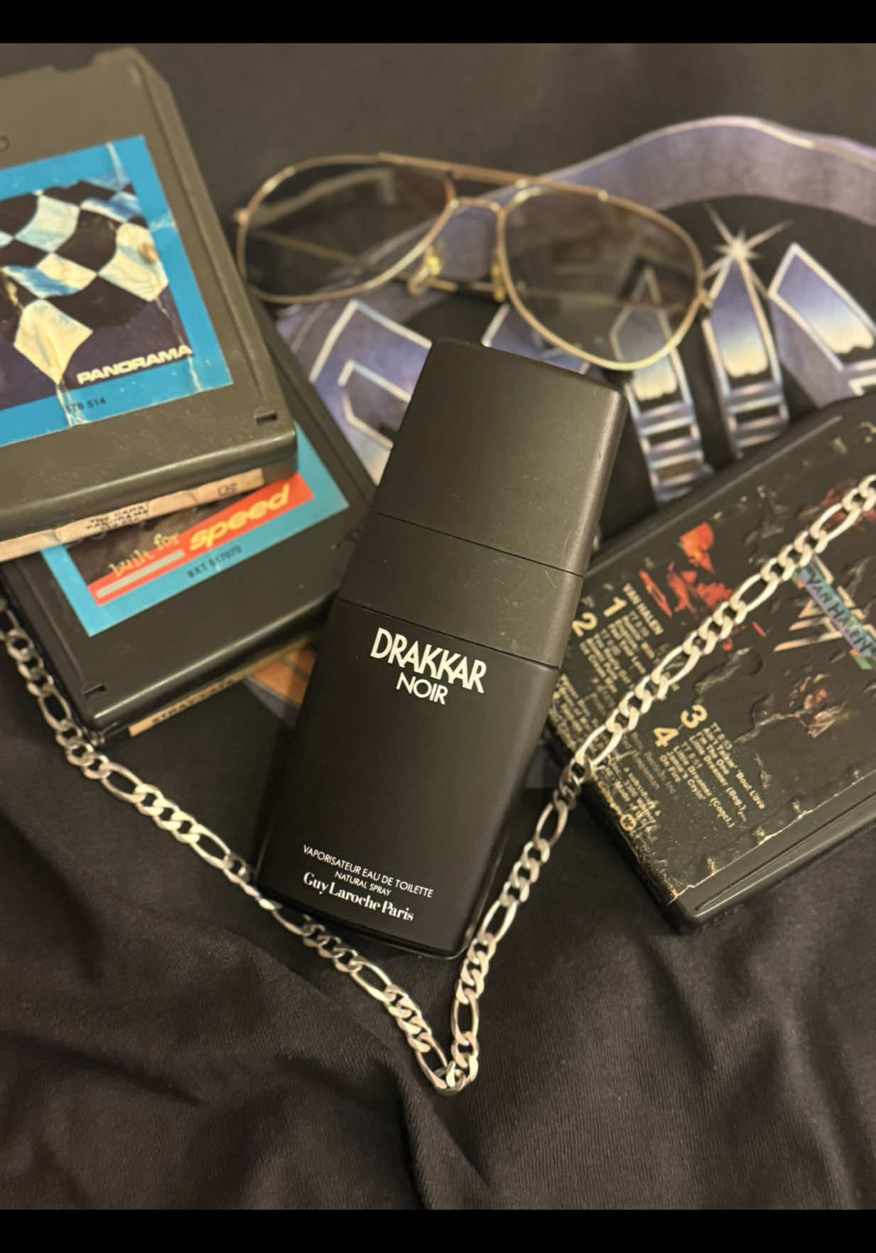 Drakkar Noir. An orignal 1989 bottle.  Only now with this vintage bottle do I see why this was one of the most popular scents for men in the 80s. From what I’ve sprayed of this before was very strong and harsh.  This vintage bottle has a top notes like you wouldn’t believe. It’s upsetting to think how my 90s bottle of this stuff fails to capture the wonderful light notes this fragrance has.  I love worn my 90s bottle once and remember that smell from my brothers spray bottle that’s new. This vintage has depth to it. Citrus in the best way possible, lavender, cinnamon, coriander, pine- it’s incredible. I need to buy a modern bottle to see if they still smell so different or the formula has been tweaked some more. Incredible vintage smell.  I’m so shocked the top notes survived this long???!!! This bottle is 35 years old but it didn’t smell sour in any way #1980s #80s #genx #fragrance #vintage 