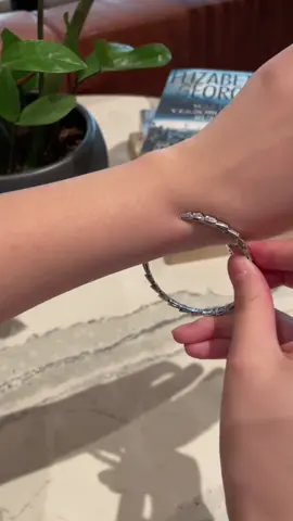 18k real gold with natural diamonds.Cash on delivery in Dubai.#dubai_dxb_uae🇦🇪 #bvlgariserpenti #vancleefbracelet #vancleff #cartierlovebracelet 