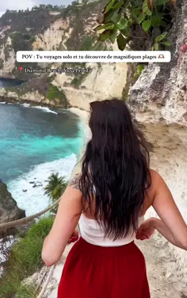 Voici mes Tips si tu viens à Nusa Penida 🌸 📍 Les incontournables à voir selon moi  👉🏽 Diamond Beach  Plage photographiée souvent avec son escalier blanc qui descend vers l’eau turquoise.   	•	Idéal pour ton visuel « plage incroyable ». 	•	Conseil : chaussures stables car la descente (et la remontée) se fait avec attention. 👉🏽 Kelingking Beach Un spot incontournable avec une falaise en forme de T-rex.   	•	Magnifique vue depuis le belvédère, plus sportif d’aller jusqu’à la plage. 	•	Un must pour ton scénario « les choses à voir sur Nusa Penida ». 👉🏽 Broken Beach & Angel’s Billabong Nature spectaculaire : une arche naturelle à Broken Beach, une « piscine naturelle » à Angel’s Billabong.   	•	Excellent pour varier ton contenu visuel et faire rêver ton audience. 🚤 Comment y aller depuis Bali 	•	Départ depuis Sanur (Bali) vers Nusa Penida en fast-boat : environ 35-45 minutes.   	•	Prix typiques pour un aller simple : entre IDR 150 000 et 200 000 (~10-14 USD) selon l’opérateur et la saison.   	•	Alternative depuis Padang Bai par ferry plus long (~90 min).   	•	Frais d’entrée de l’île : autour de IDR 25 000 payables à l’arrivée.   🎒 Quelques tips utiles 	•	Loue un scooter ou engage un chauffeur-guide pour la journée : les routes sont parfois raides et en mauvais état.   	•	Arriver tôt le matin pour profiter des spots sans foule. 	•	Pour les plages comme Diamond Beach ou Broken Beach, garde en tête que la baignade peut être difficile ou déconseillée selon les courants. 	•	Séjourner une nuit sur l’île peut être une bonne idée pour en profiter calmement plutôt que juste un aller-retour rapide. Si tu veux plus de conseils, n’hésite pas à m’écrire 🫶🏽 . . . #bali #n#balin#nusapenidar#tip #travel
